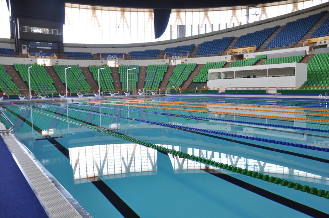 位於桃園龜山的國立體育大學體育館是世大運游泳、水球賽事舉辦場地，全新設置活動式游...