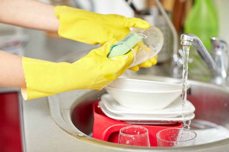 洗碗精是最快、最便利的清潔工具。 圖／ingimage