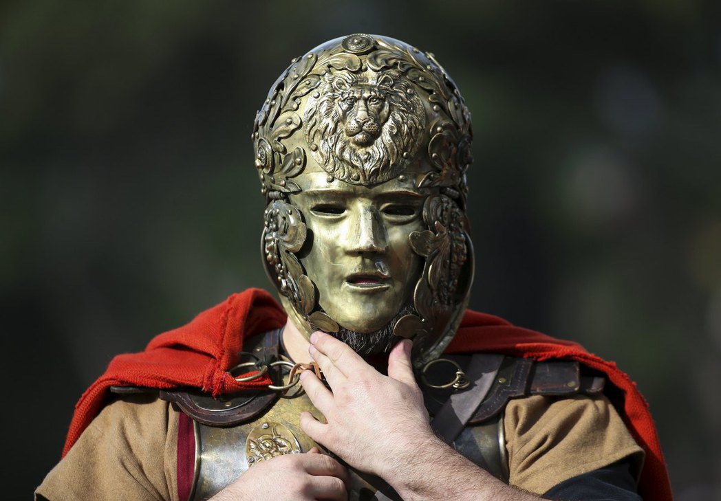 在羅馬打扮成角鬥士，難道錯了嗎？ 圖／路透社