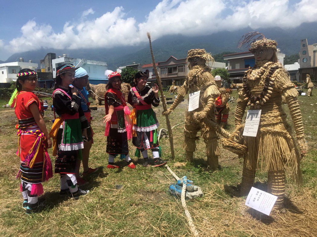 台東成功鎮稻草節在鎮公所前展現一座座阿美族部落族人手作稻草藝品，呈現經典農家社會...