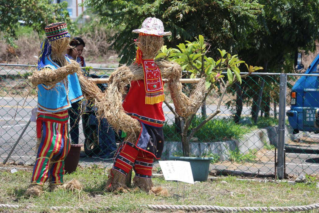 台東成功鎮稻草節在鎮公所前展現一座座部落手作稻草藝品，呈現經典農家社會文化。記者...