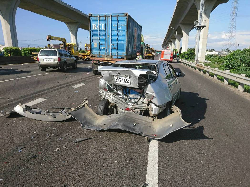 中山高南下路段車禍，造成1死3傷，被撞的小客車嚴重變型。圖／消防局提供