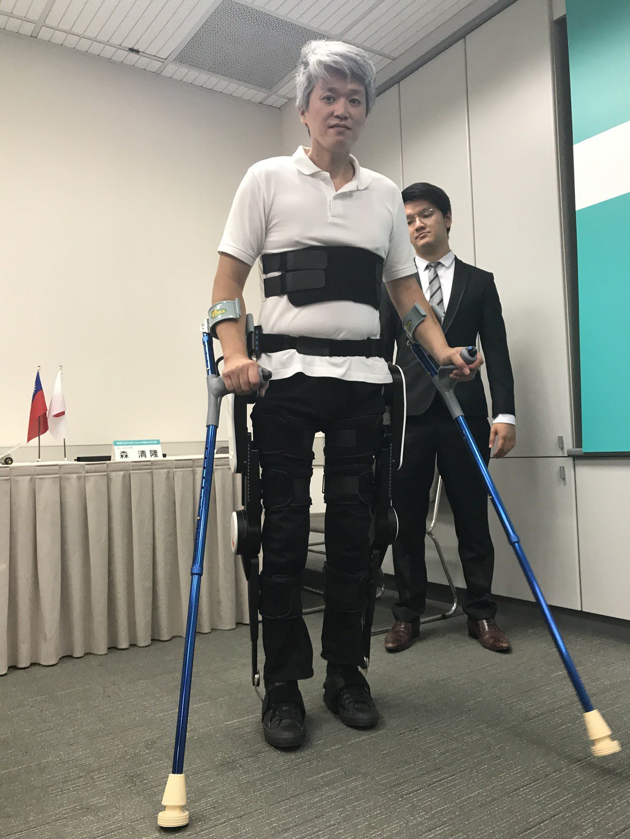 工研院與福寶科技公司合作研發推出「外骨骼機器人」，造福身障朋友。記者陳妍霖/攝影