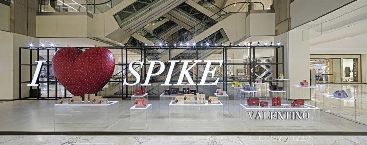日前Valentino為了北京SKP手袋精品店開幕，推出「I LOVE SPIKE」限定展覽。圖／Valentino提供