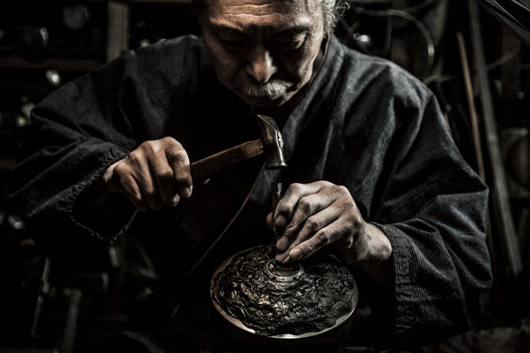 G-SHOCK三度與國寶級匠人淺野美芳合作，將傳統「槌起」工藝融入腕表設計。圖／CASIO提供