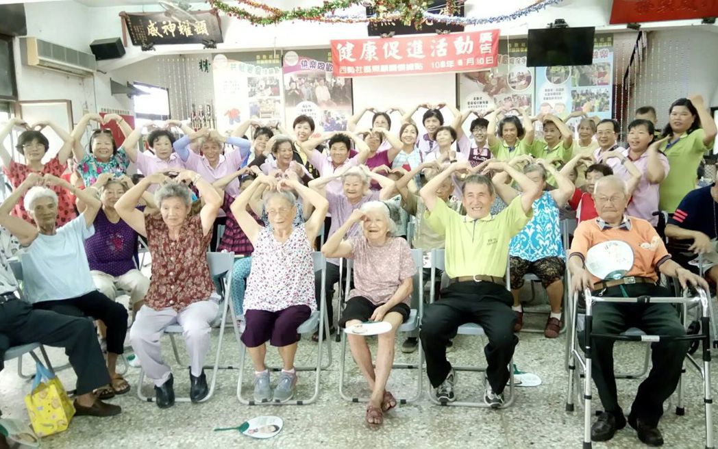 81歲陳金和入圍金點獎，附近社區婆婆媽媽來演出加油。圖／王貴花提供