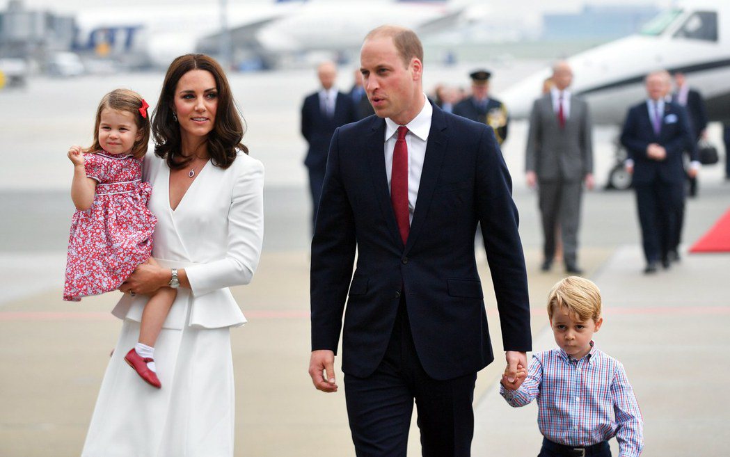 威廉王子一家人7月17日訪問波蘭華沙。英國王室成員出訪時，不吃生食也不吃帶殼海鮮...