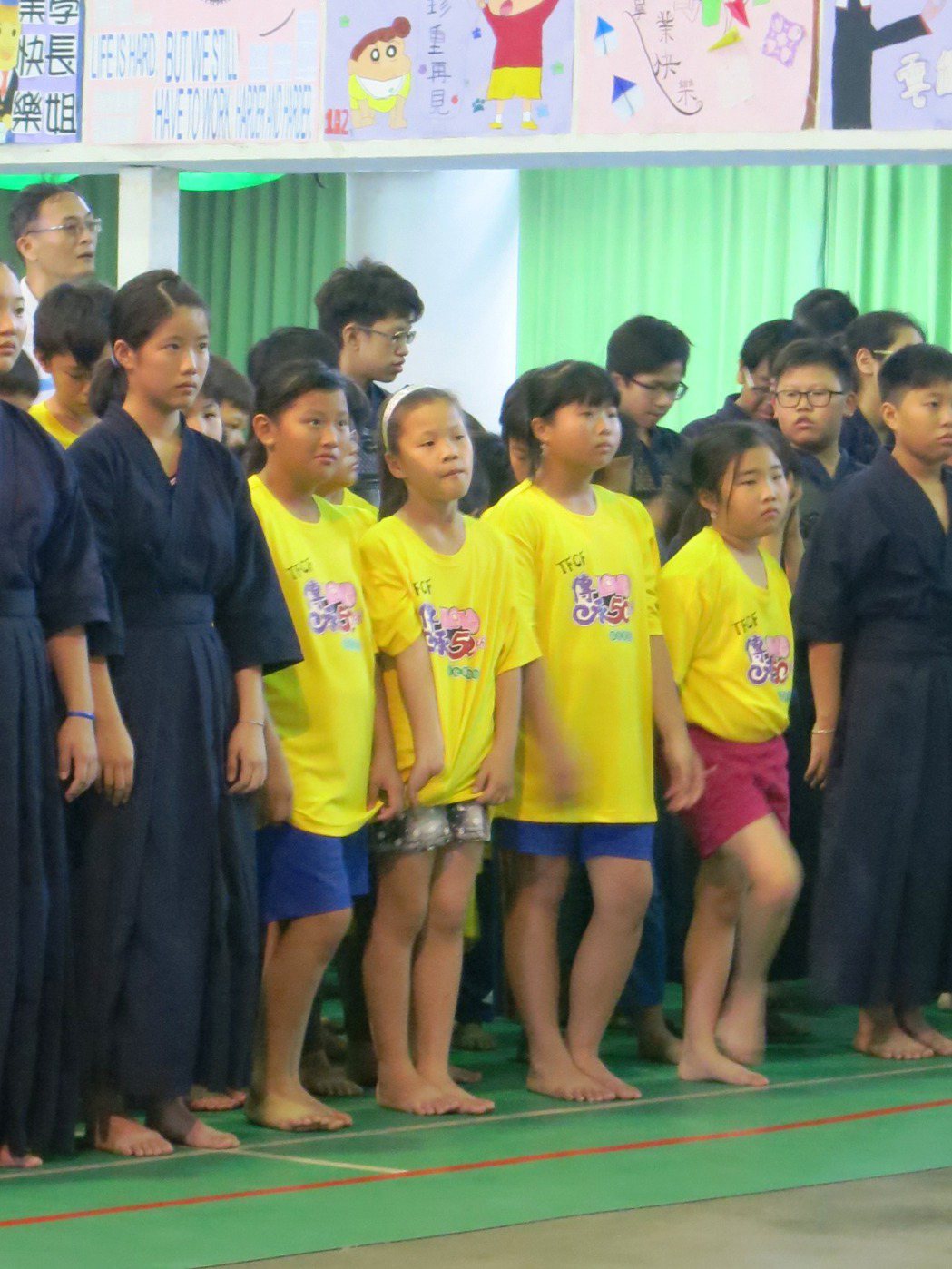彰化家扶劍道班第一次參加正式比賽，卻因沒有劍道服，穿著鮮黃T恤參賽，在隊伍中特別...