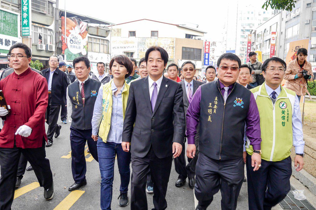 台南市長賴清德（右三）即將任期屆滿。本報資料照片