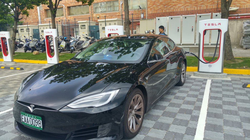 Tesla台灣總部設有10座超級充電站，車輛充飽電只要1小時。記者莊琇閔／攝影