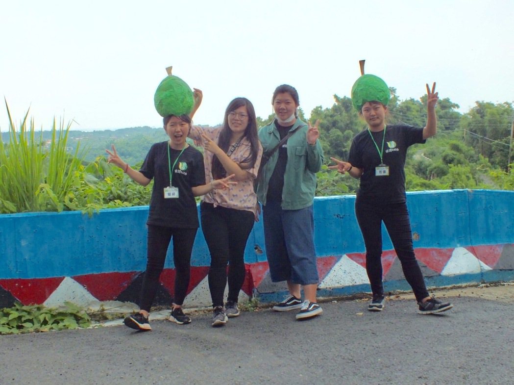 今年有三名大學生利用暑期工讀到台南新化礁坑社區協助行銷農村。圖／礁坑社區提供