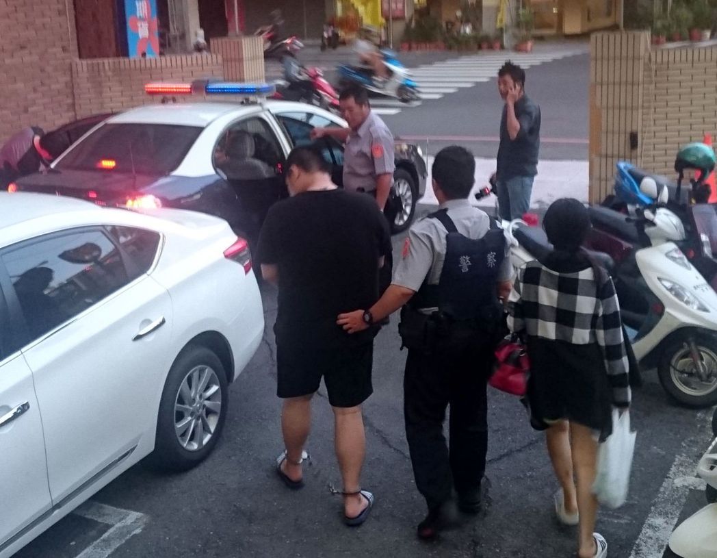 涉嫌販槍的簡姓通緝犯（左1）駕駛右側白色轎車被路過員警發現，跟監逮捕。記者周宗禎...
