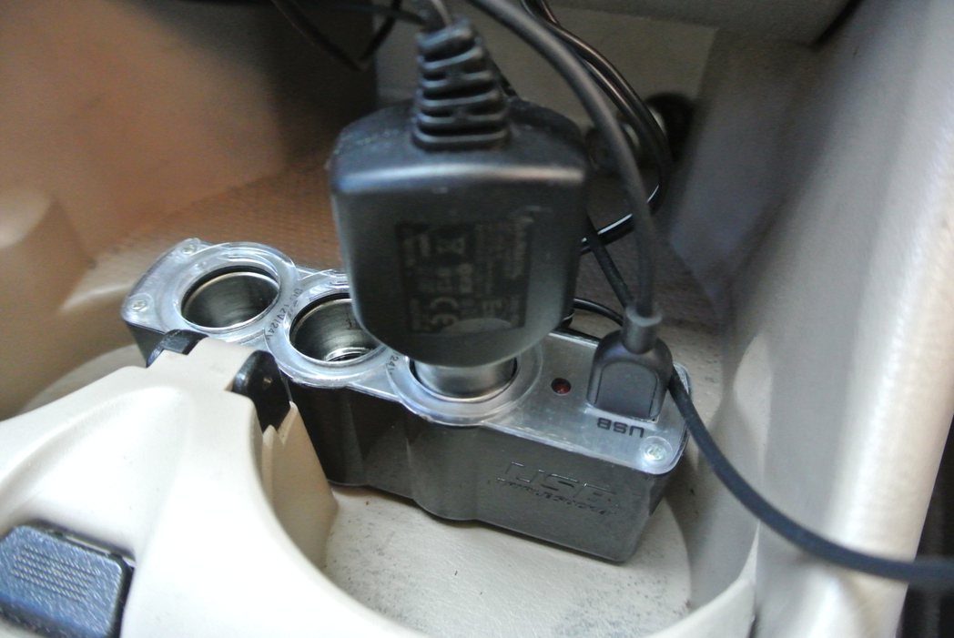 現代人喜歡車充行動電源或手機，因此將行車紀錄器插座拔除，若忘記插回或接觸不良，導...