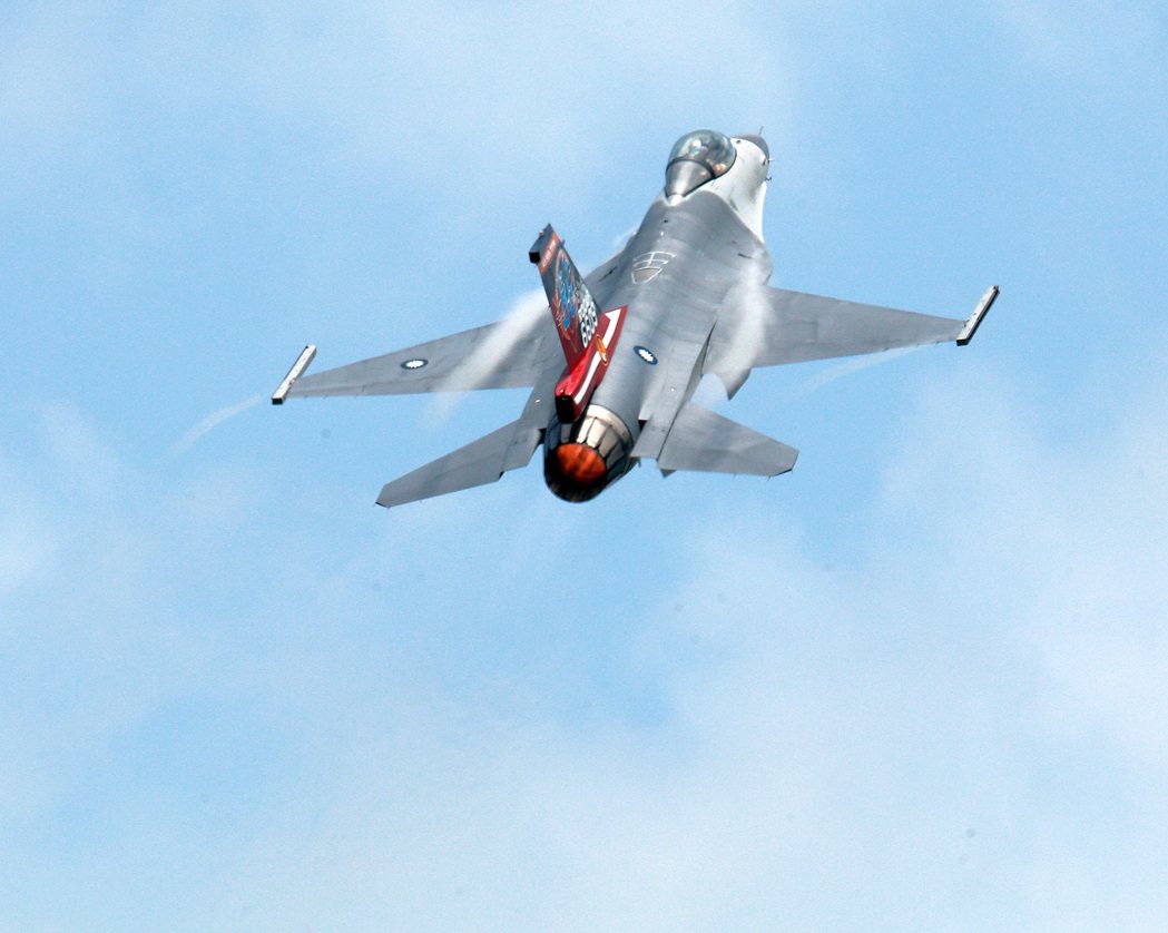 F-16戰機空中精彩特技演出，吸引民眾目光。記者劉學聖／攝影