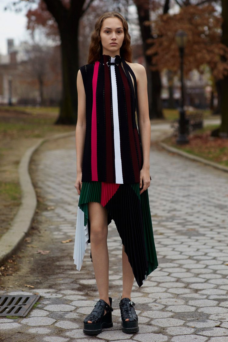 Proenza Schouler秋季服裝以灰黑色系為主，穿插濃重的紅、綠線條。圖／Proenza Schouler提供