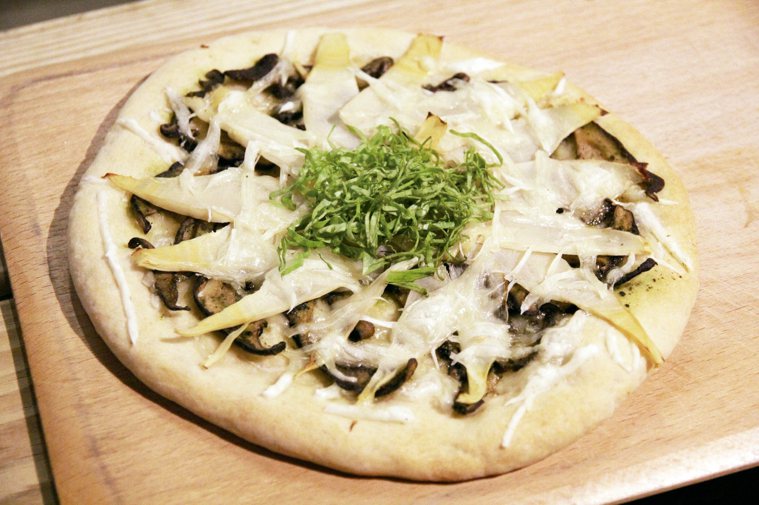 利用當季盛產食材做的竹筍披薩。 圖╱朱慧芳