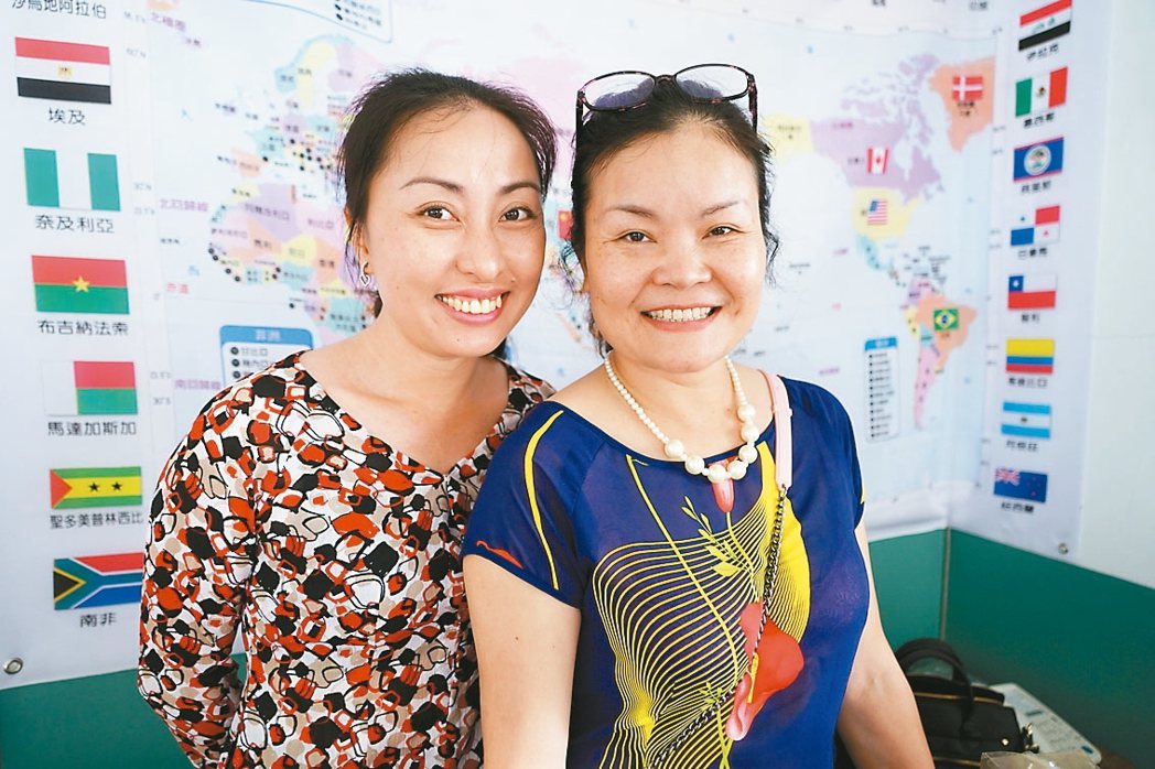 范美蓉（右）與新移民姊妹感情深厚，經常一起到學校參加活動。 記者陳妍霖／攝影