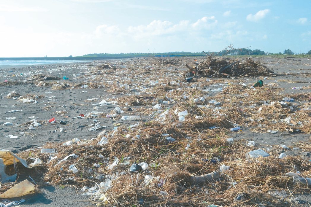 台南市南區鯤鯓海岸沙灘都是塑膠袋、飲料杯等垃圾，讓海岸變色。 記者鄭惠仁／攝影
