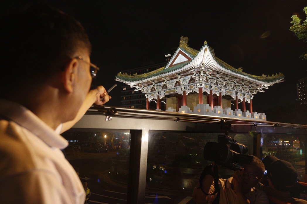 台北市長柯文哲昨晚經過南門舉行點燈儀式。 記者程宜華／攝影
