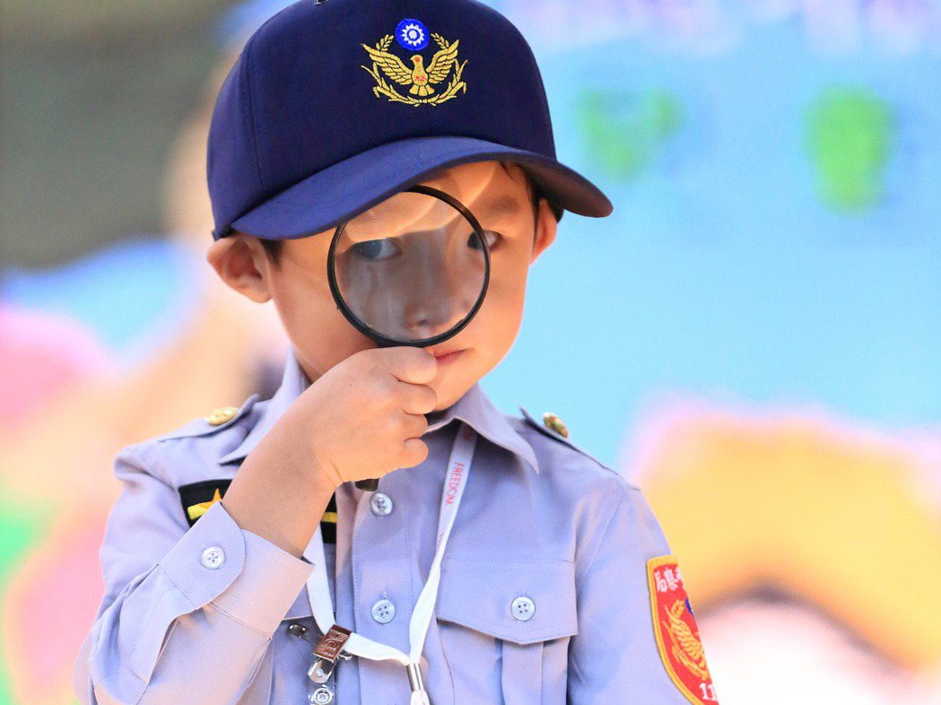 新竹市警局舉辦小小警察體驗活動，小朋友當起警探。 圖／新竹市警局提供