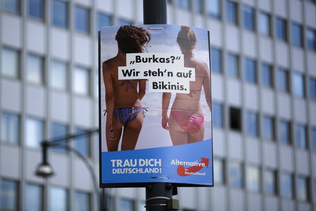 德國另類選擇黨的競選海報主打反移民，海報上德文意為「我們喜歡比基尼，不要罩袍」。...