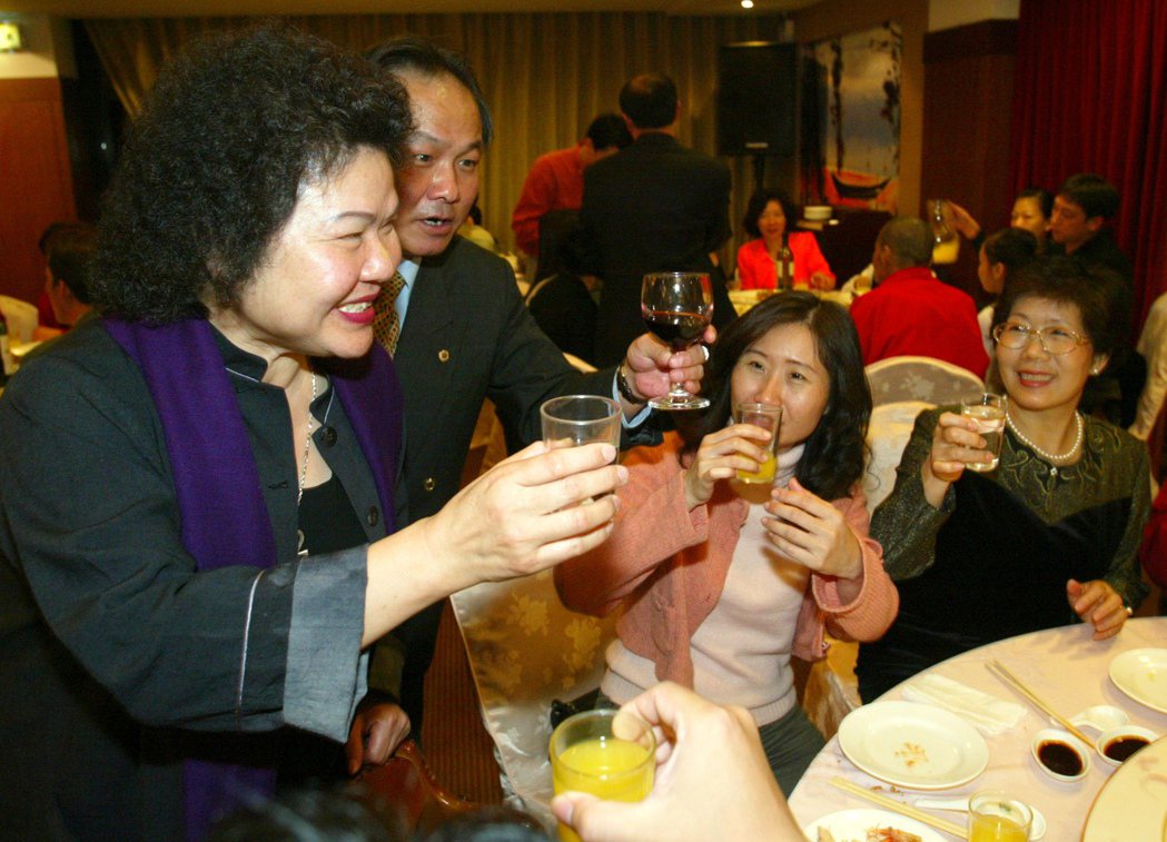 高雄市長陳菊（左）偏愛清淡料理，宴客喜用在地食材。 圖／聯合報資料照片