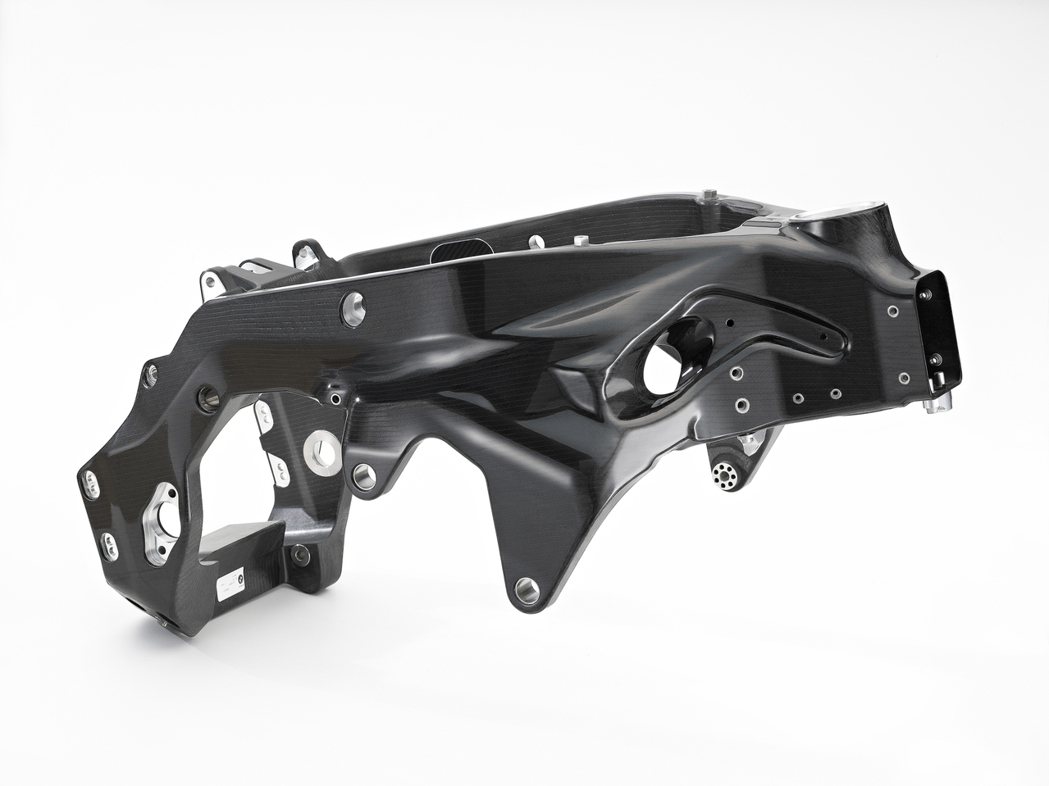 BMW Motorrad HP4 Race使用7.8公斤的碳纖維一體式車架。圖／...
