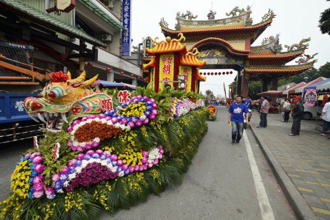 當成見包裝成美學品味：被台北街頭抹去的宮廟花車文化