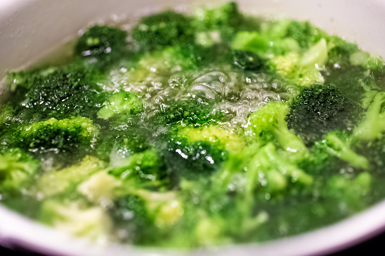 不需要攝氏100沸水，只要63度開水燙30秒，如果燙芹菜、空心菜等莖部較硬的蔬菜...