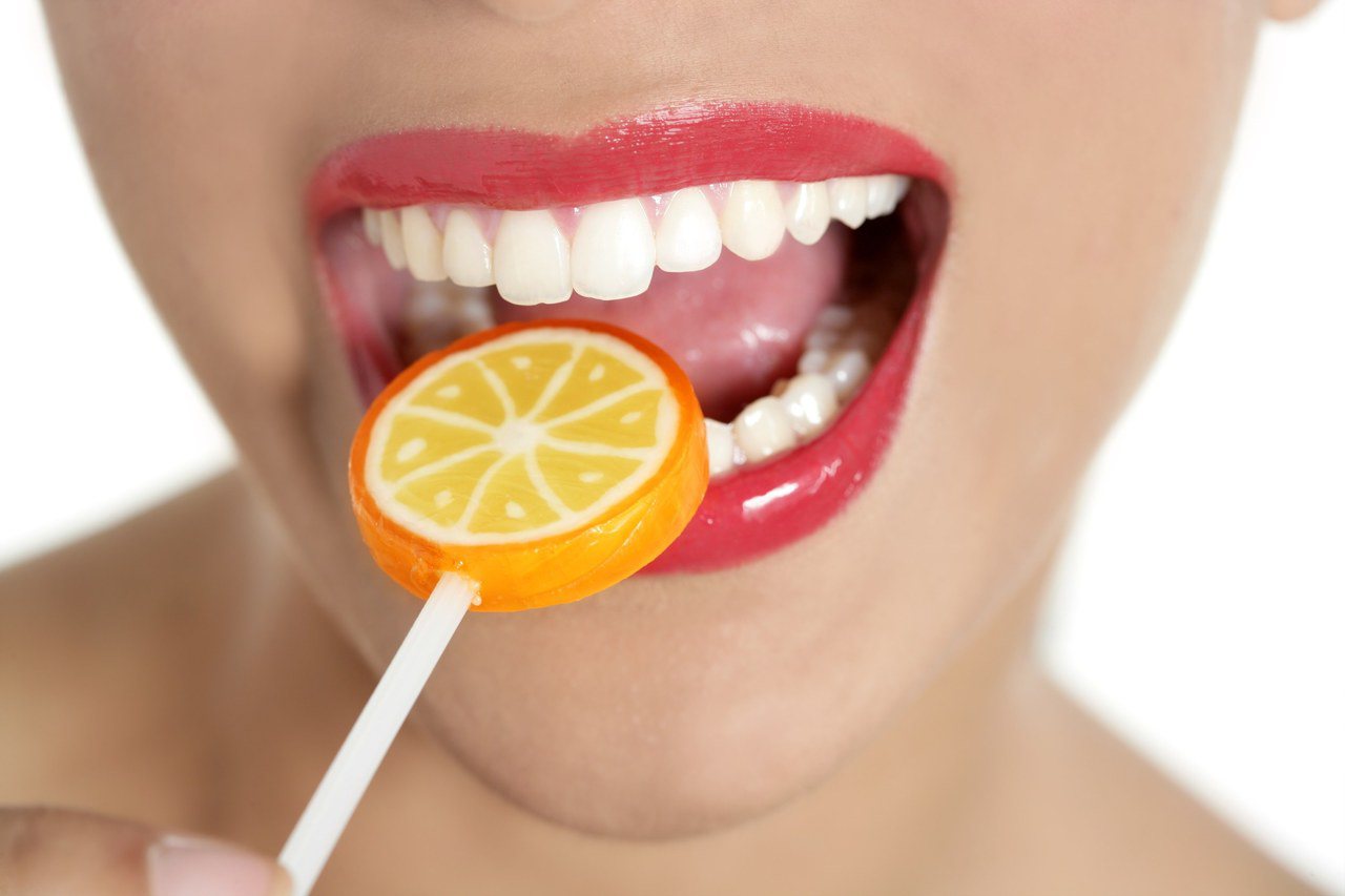 刷牙刷太用力可能會造成牙齦萎縮。圖／Ingimage