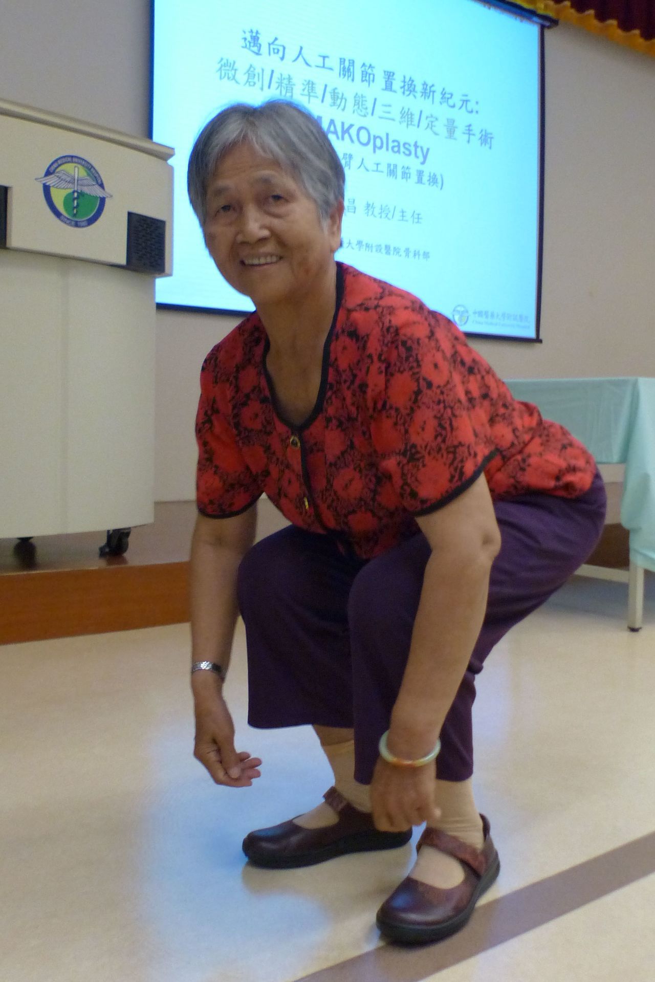 吳姓老婦人左右膝分別以傳統手術、機器人手臂手術置換，她示範深蹲，顯示術後行動自如。記者趙容萱／攝影