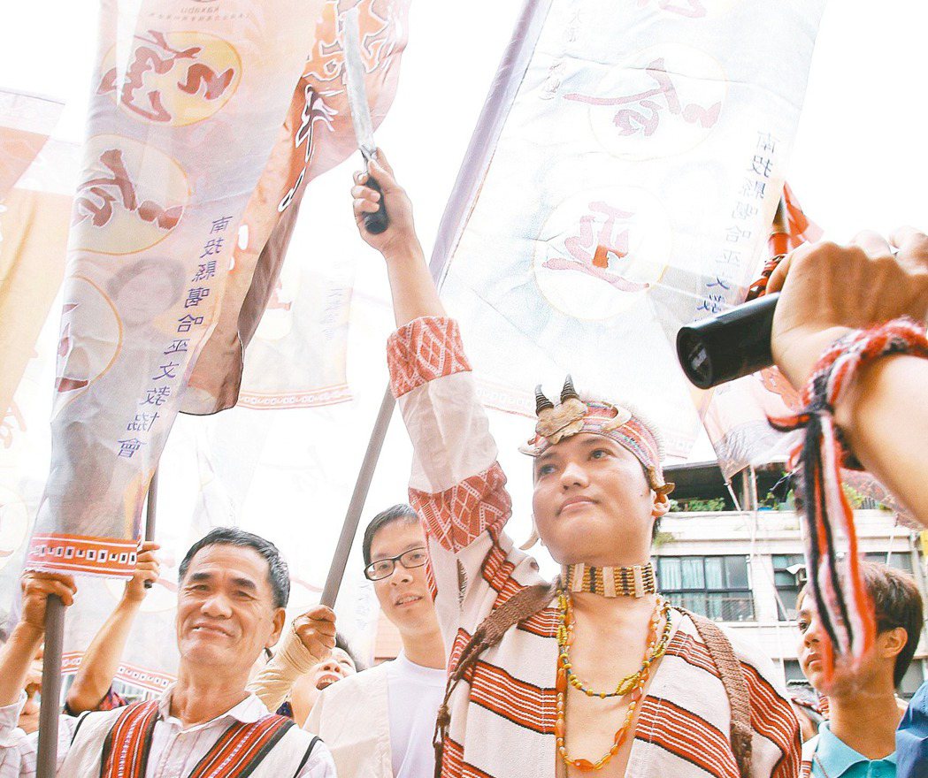 平埔族2011年復權運動，前往原民會表達訴求，一名平埔族勇士拿起番刀，要求政府重視他們正名決心。 圖／聯合報系資料照片