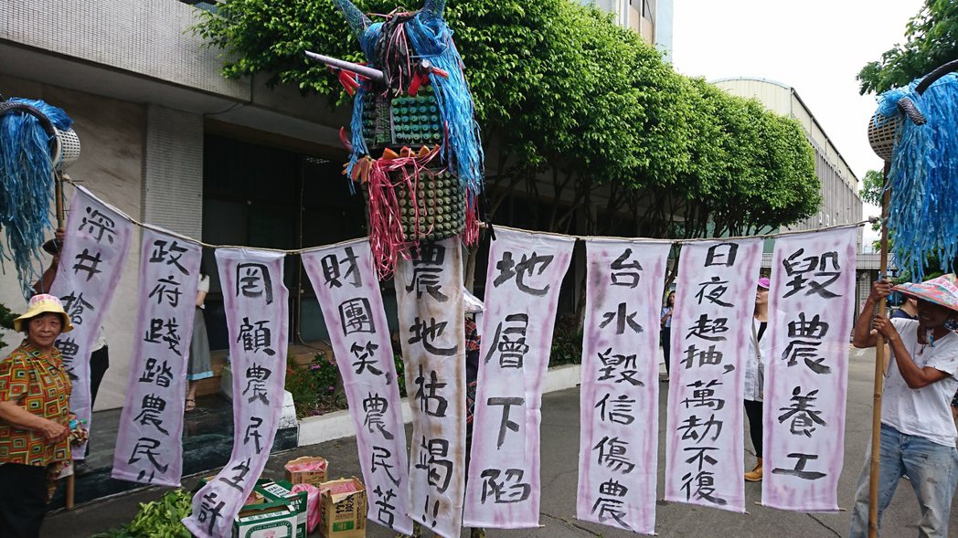 8月17日數百農民前往台水公司抗爭反對地下水資源超限利用，台灣社會會不會才驚覺到，原來不論何黨執政，我們的水資源政策完全沒有改變？ 圖／作者提供