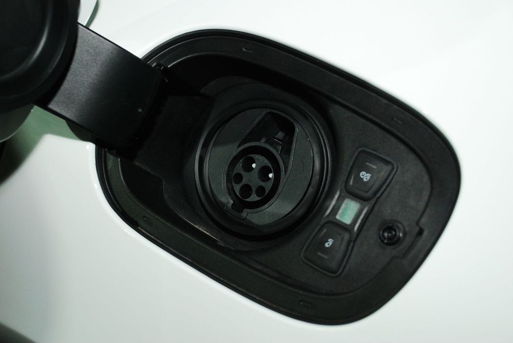 Panamera 4 E-Hybrid充電孔。記者林昱丞／攝影