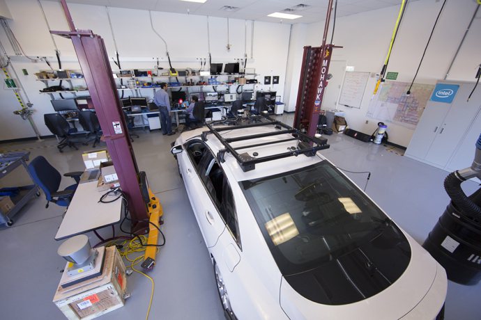 英特爾位於亞利桑那州錢德勒市(Chandler)的先進車輛實驗室(Advanced Vehicle Lab)在附近街道上測試配備感測器的汽車，蒐集資料以建立深度學習模型，為未來自動駕駛車輛提供數據。 圖／英特爾提供