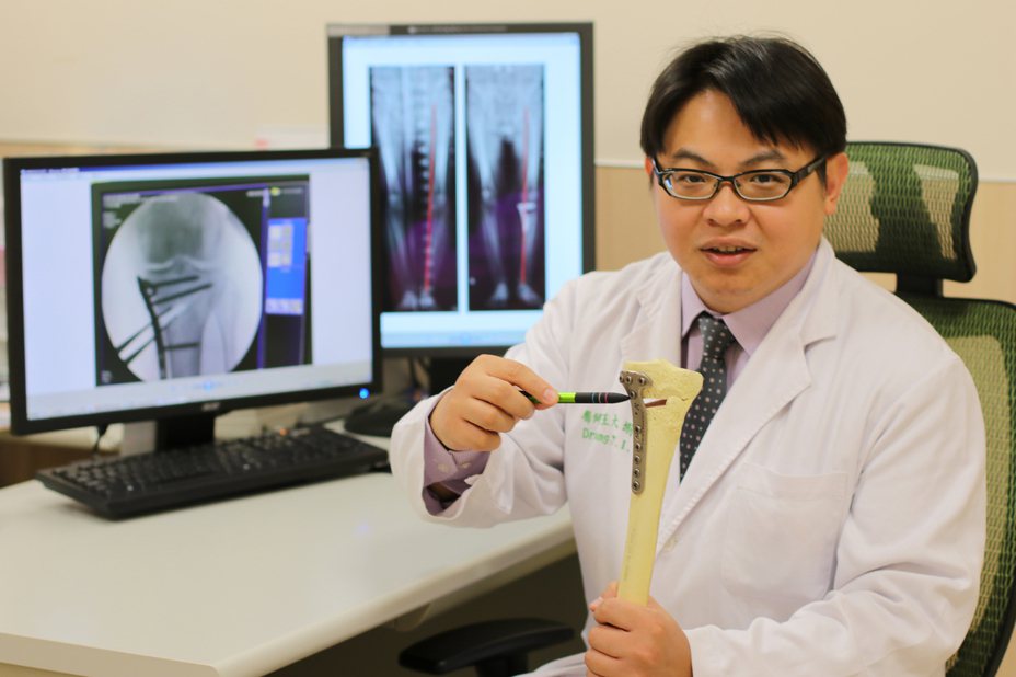 亞洲大學附屬醫院腫瘤及關節重建科主任王大翊說，雖然目前人工關節置換手術，已十分進步，但還是無法完全取代原生膝關節。照片／亞洲大學附屬醫院提供