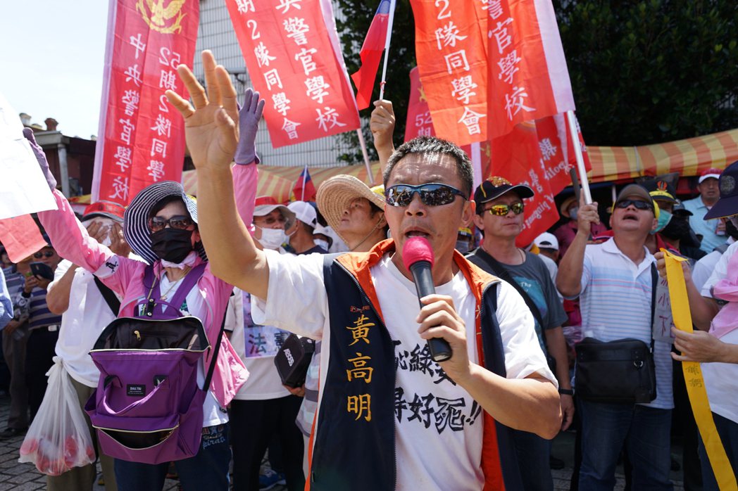抗議年改的退休公教聯盟高喊「蔡英文下台」。 記者陳妍霖／攝影