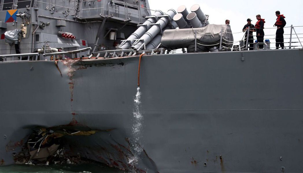 美國驅逐艦馬侃號與油輪相撞，艦上5人受傷、10人下落不明。 路透