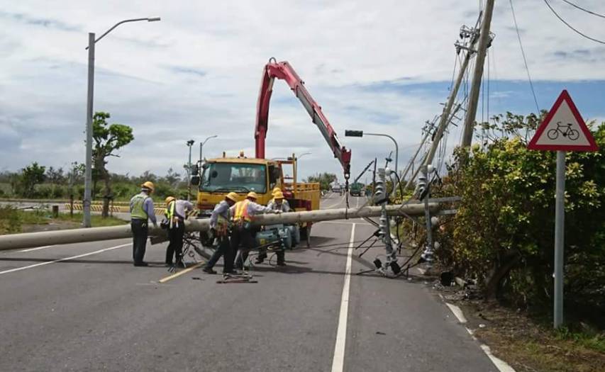 尼莎颱風過境後，宜蘭頭城鎮電桿整排倒地，台電人員調派中南部人力緊急搶修倒塌的電桿...