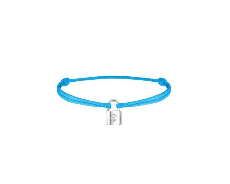 Silver Lockit Color藍色絲帶手鍊，9,000元，每售出一件，LV捐3600元給聯合國兒童基金會。圖／LV提供