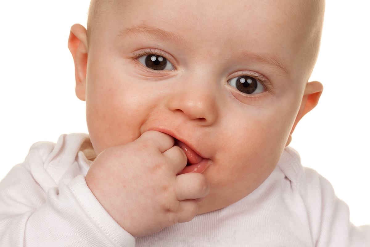 6個月至3歲的嬰幼兒容易誤食異物，特別是在1歲半前的口腔期，此年齡的孩子會不斷嘗試抓東西往嘴裡放，只要伸手可得，不論何物，常常放於口中，一不小心就吞進去了。