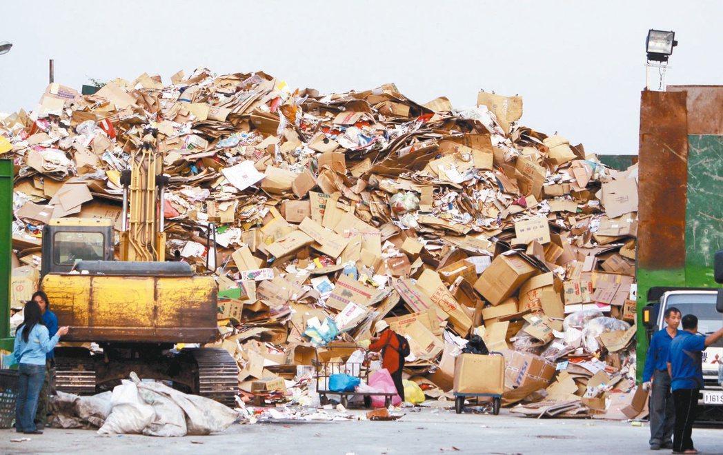 民眾已建立紙類回收觀念。圖為台中市一家資源回收場內，堆積如山的回收紙類。 報系資...