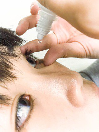 醫師指出，預防、矯正近視有兩種方式，包括點散瞳劑及戴角膜塑形片。記者鄭維真／攝影