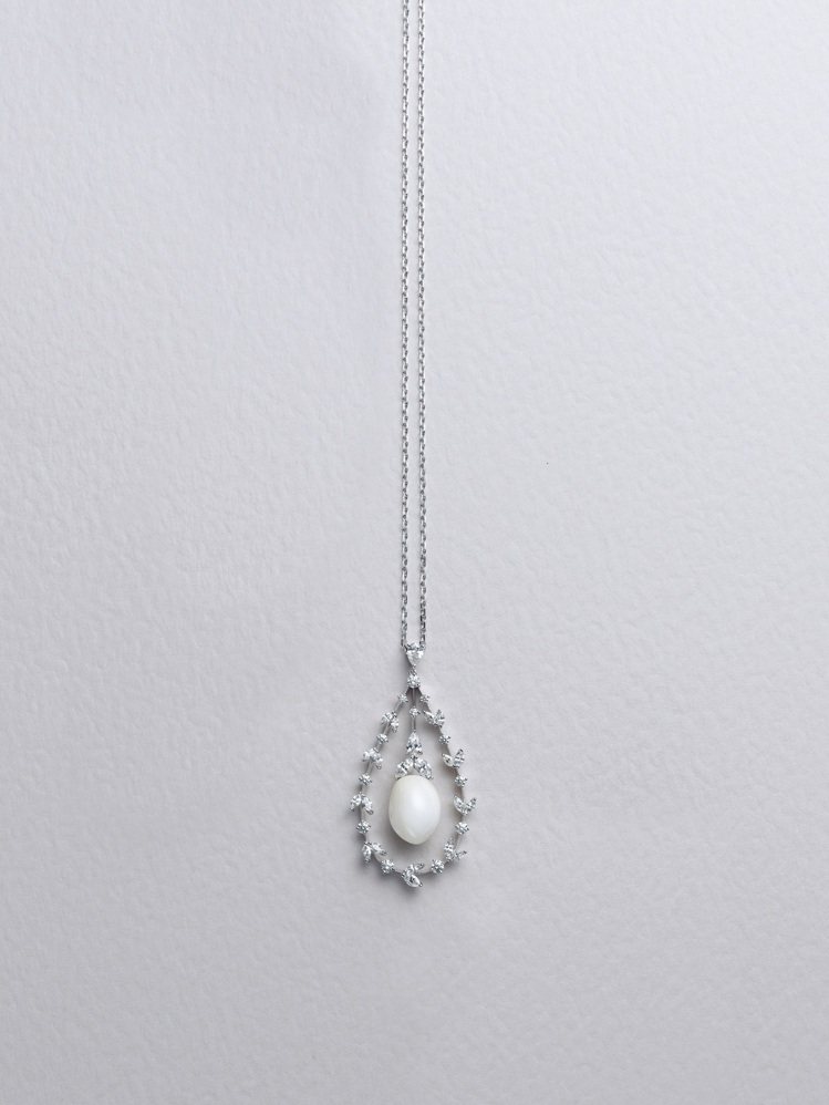 首度來台的一件白淨無瑕的孔克珍珠墜鍊，相當罕見。MIKIMOTO高級珠寶孔克珍珠鑽石墜鍊，190萬元。圖／MIKIMOTO提供