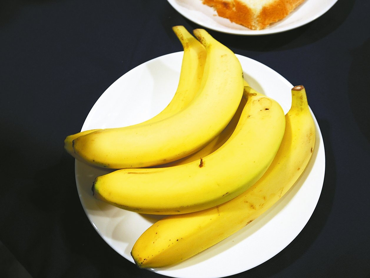 外國選手特別喜歡台灣的水果，水果一天提供8000公斤，其中第一名是香蕉，每天要提供2500公斤的香蕉。