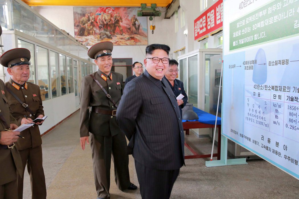 北韓廿三日發布照片，顯示領導人金正恩（右）視察負責飛彈研發的北韓國防科學院化學材料研究所。 路透