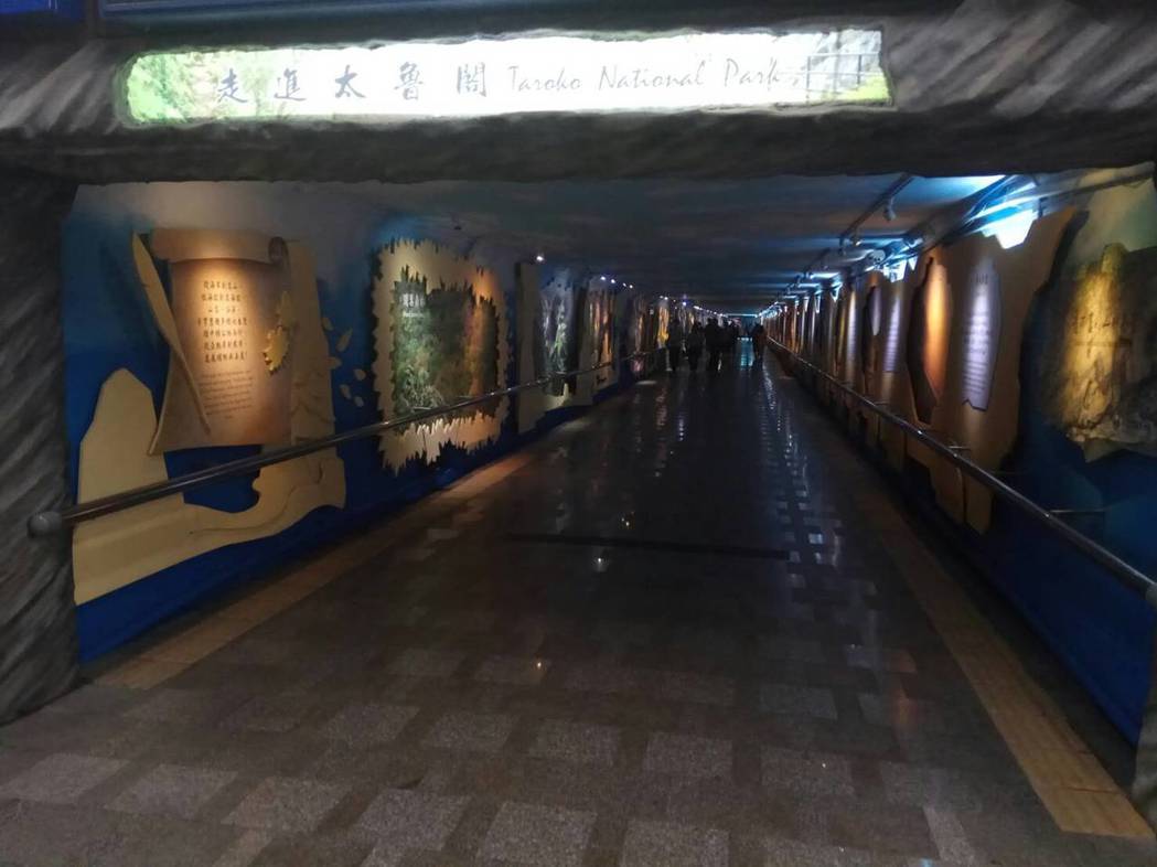 花蓮車站第3月台至後站大廳間的地下道，展示太魯閣國家公園的人文景緻風貌。記者徐庭...