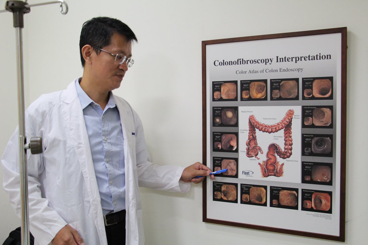 沙鹿光田醫院大腸直腸外科主任吳喬森指出，要遠離大腸癌需要每3年進行檢查。記者洪上元／攝影