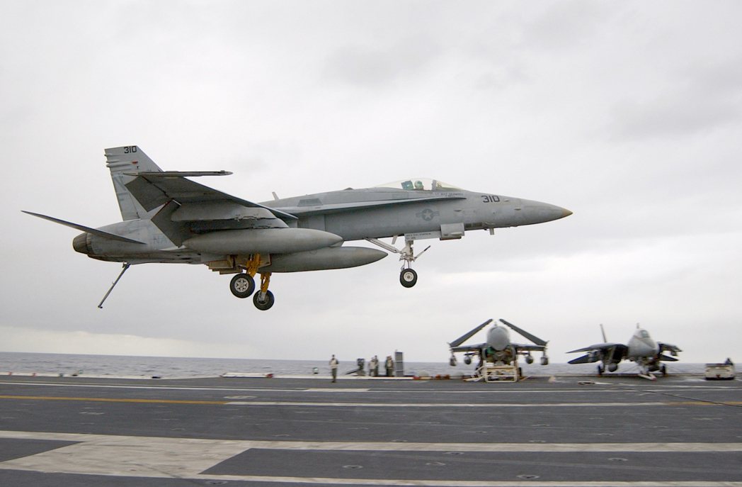 F-18降落在航艦上，尾鉤已經放下。 圖／美國海軍檔案照