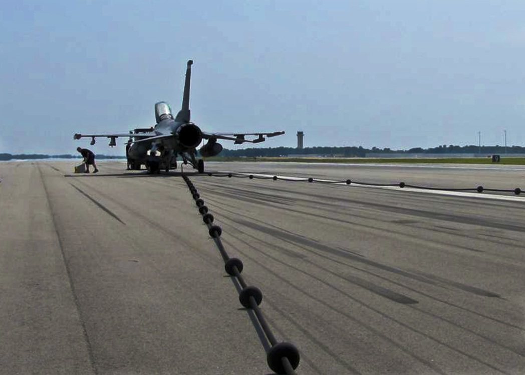 使用攔截鋼索避免衝出場的美軍F-16戰機。 圖／美國空軍檔案照